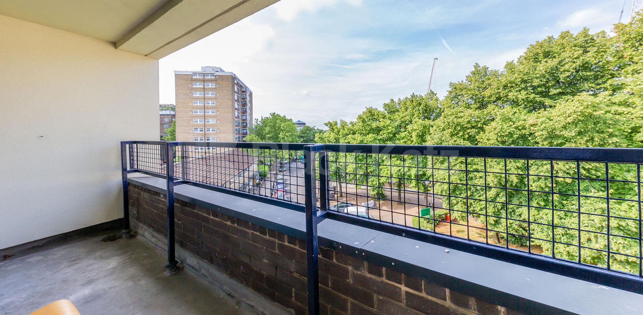 			LARGE 2 / 3 BED IN CAMDEN, 3 Bedroom, 1 bath, 1 reception Flat			 Malden Crescent, Kentish Town / Camden